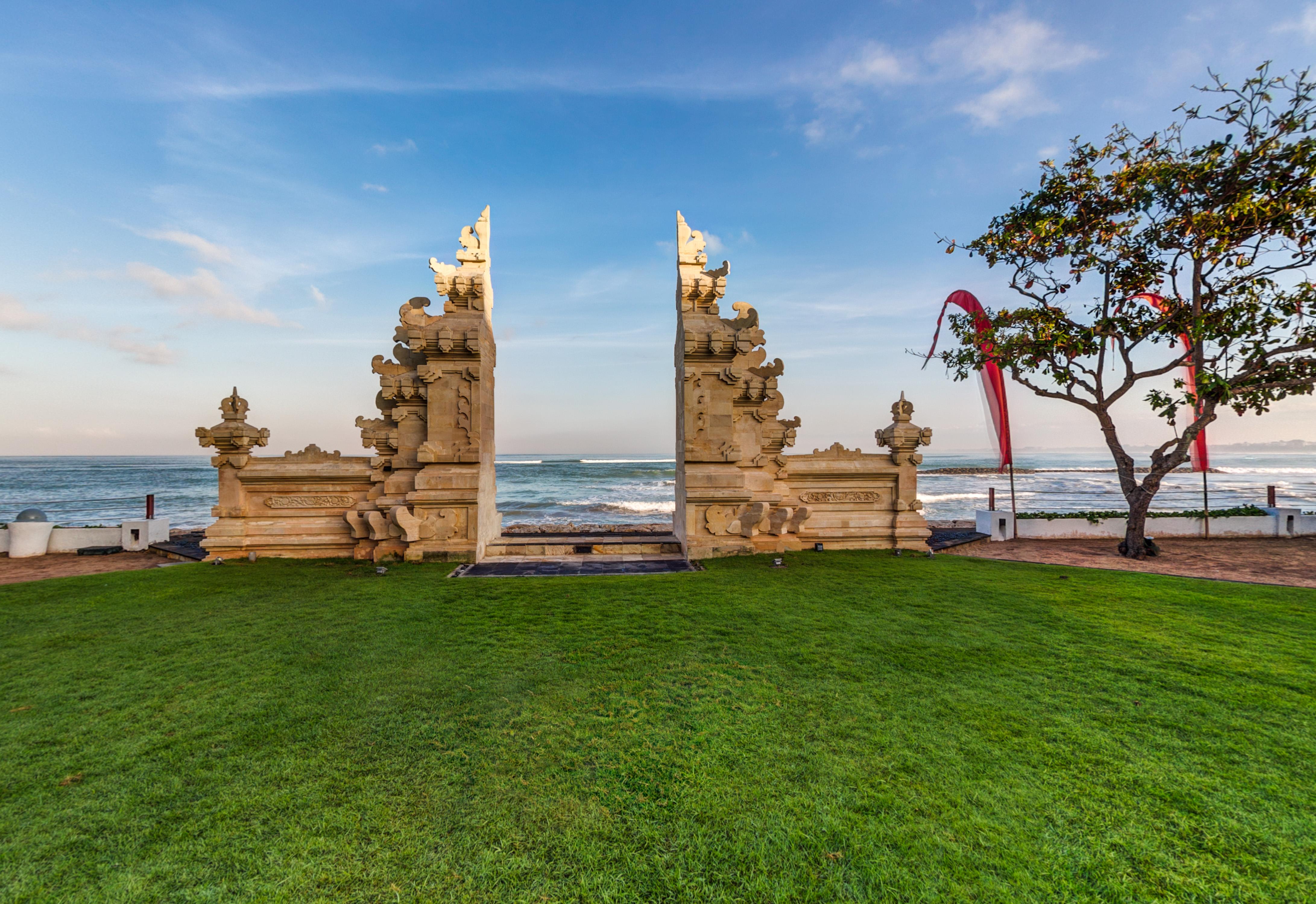 โรงแรมดิสคัฟเวอรี่ คาร์ติกา พลาซ่า กูตา ภายนอก รูปภาพ The gate of Pura Balun Temple