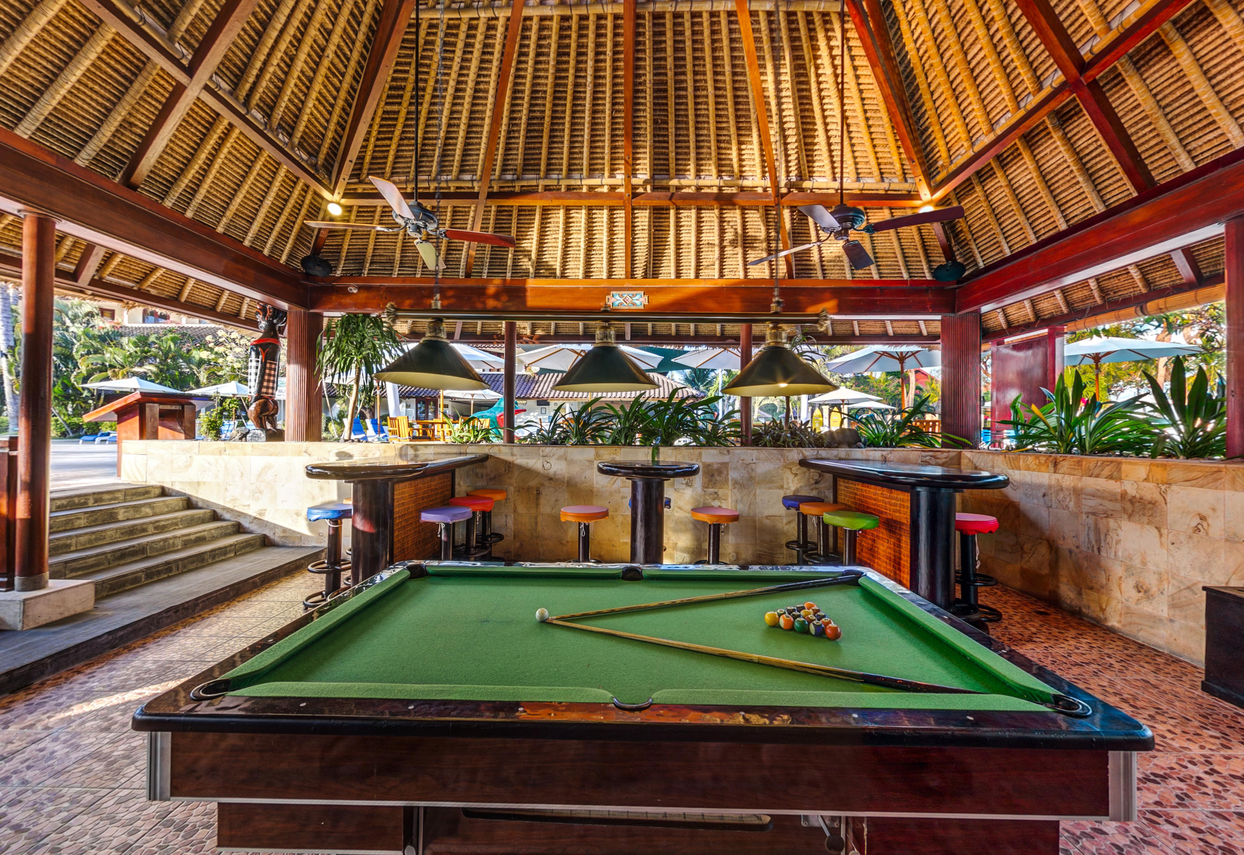 โรงแรมดิสคัฟเวอรี่ คาร์ติกา พลาซ่า กูตา ภายนอก รูปภาพ Pool table at the pool bar