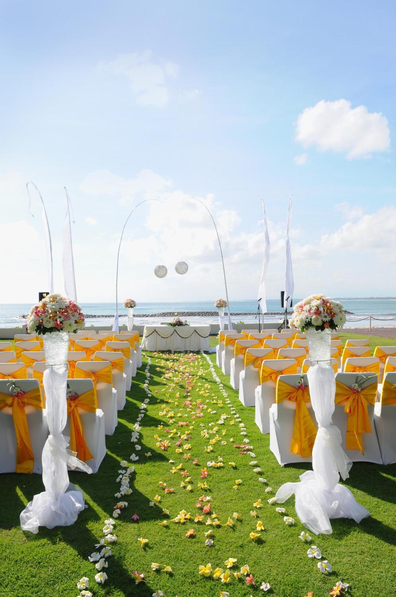 โรงแรมดิสคัฟเวอรี่ คาร์ติกา พลาซ่า กูตา ภายนอก รูปภาพ A beach wedding in Bali, Indonesia