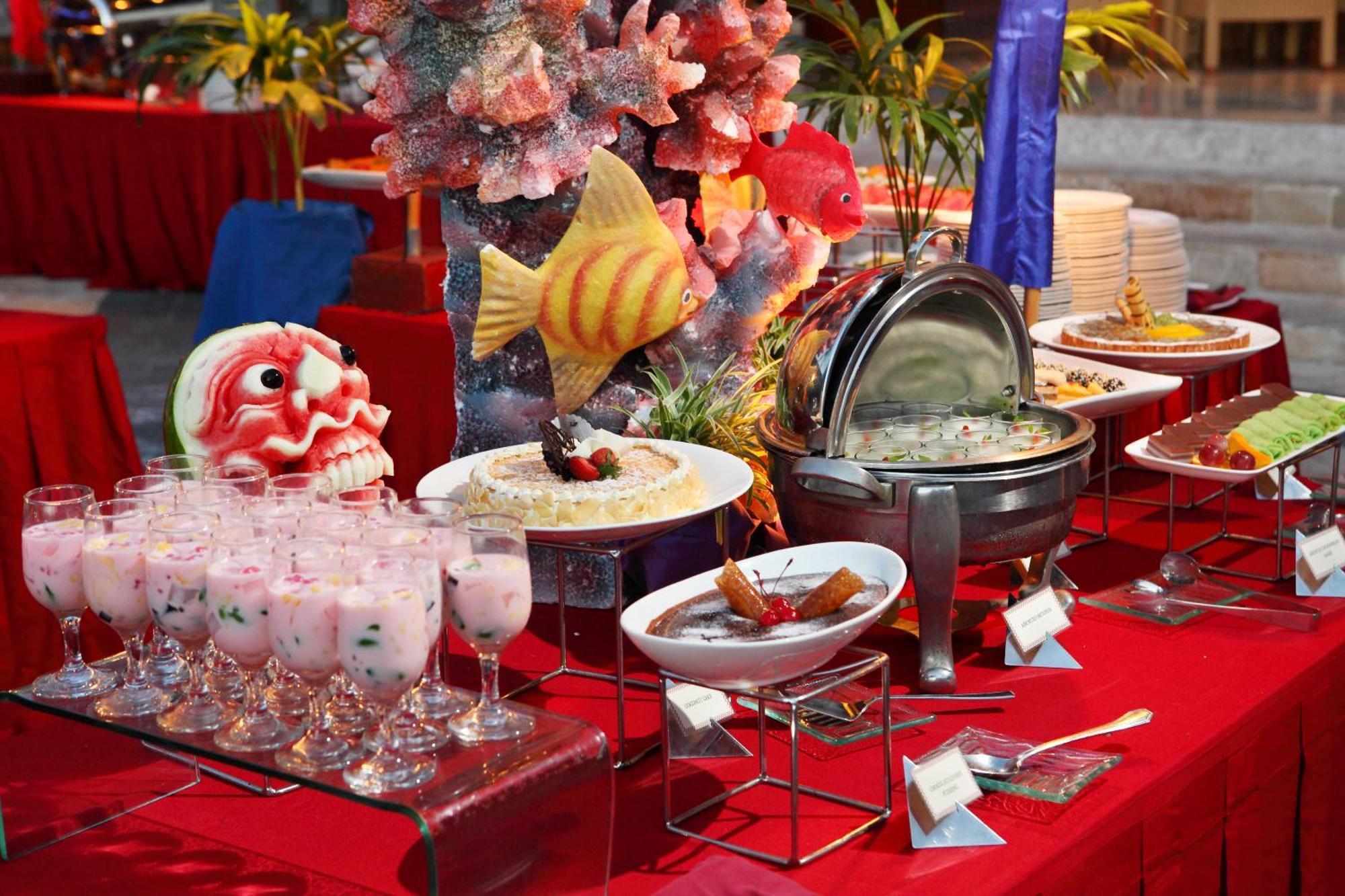 โรงแรมดิสคัฟเวอรี่ คาร์ติกา พลาซ่า กูตา ภายนอก รูปภาพ A buffet table