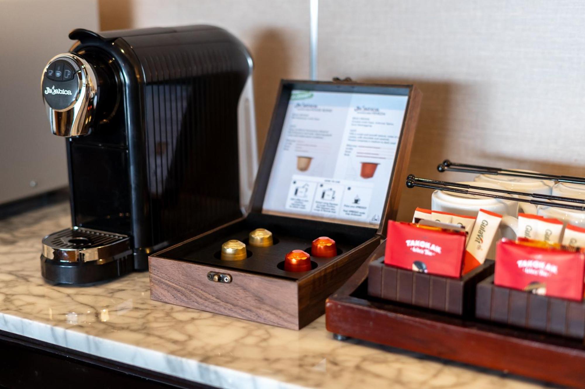 โรงแรมดิสคัฟเวอรี่ คาร์ติกา พลาซ่า กูตา ภายนอก รูปภาพ A Nespresso coffee machine