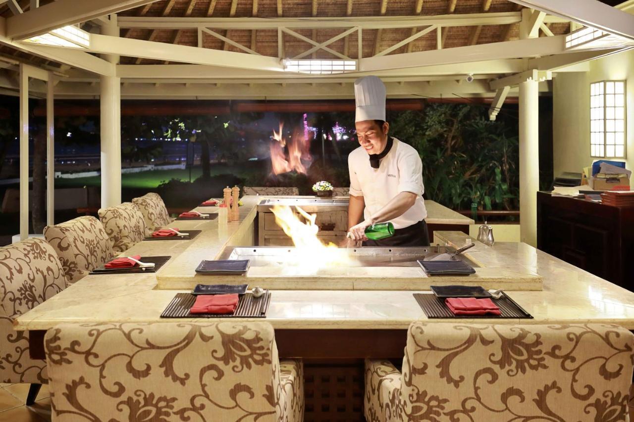 โรงแรมดิสคัฟเวอรี่ คาร์ติกา พลาซ่า กูตา ภายนอก รูปภาพ A chef at work at the restaurant