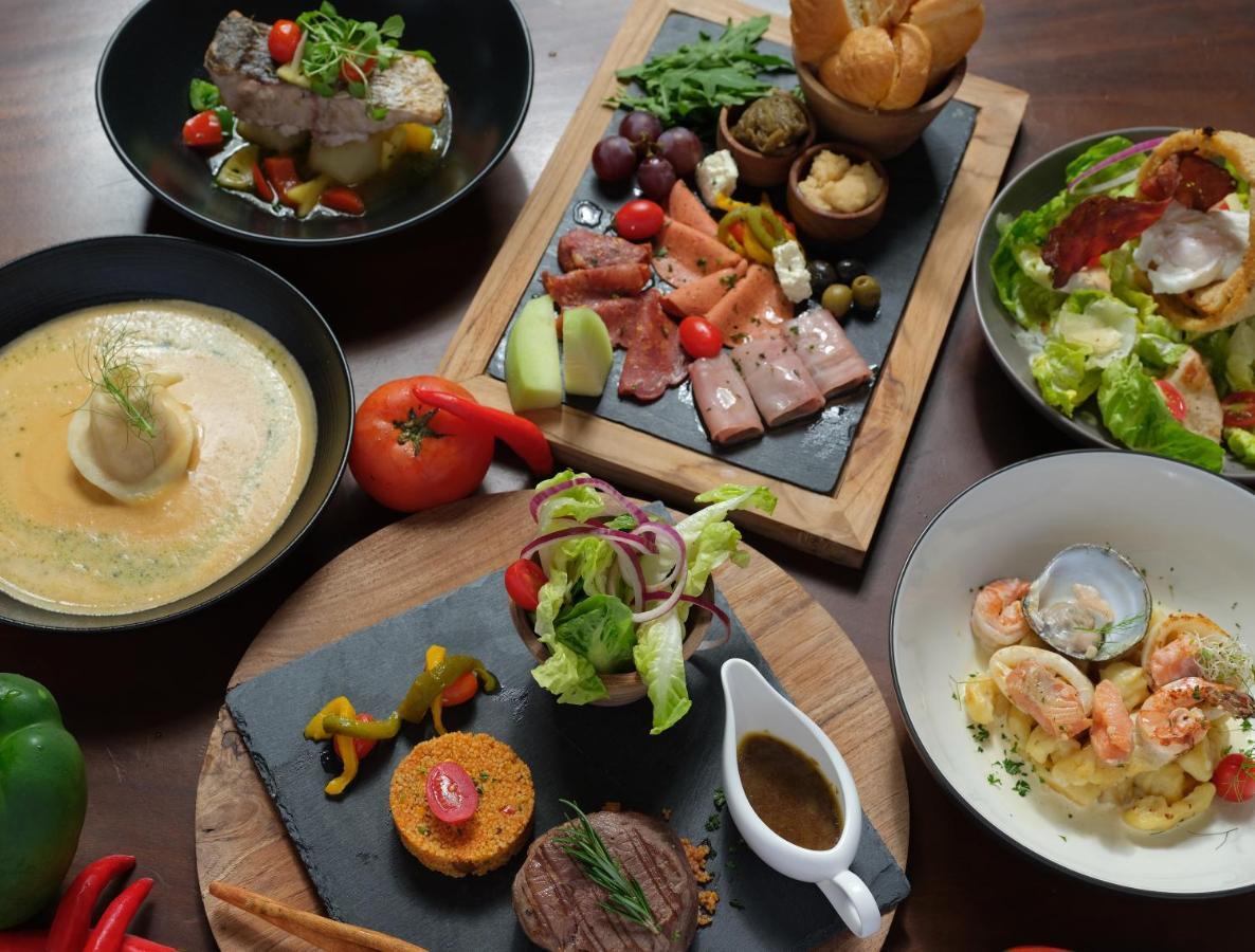 โรงแรมดิสคัฟเวอรี่ คาร์ติกา พลาซ่า กูตา ภายนอก รูปภาพ A selection of dishes at the restaurant